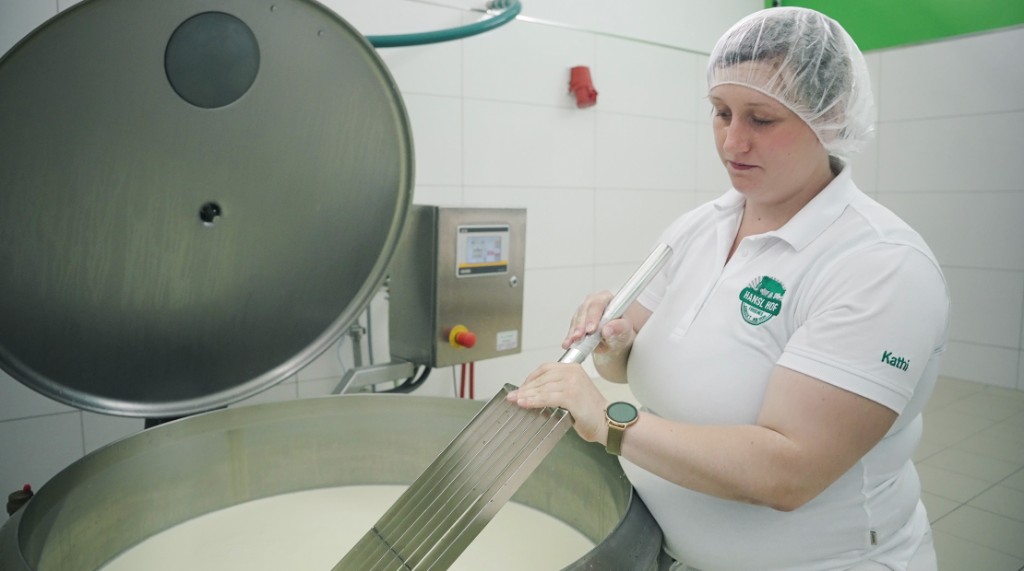 Kathi in der Käserei