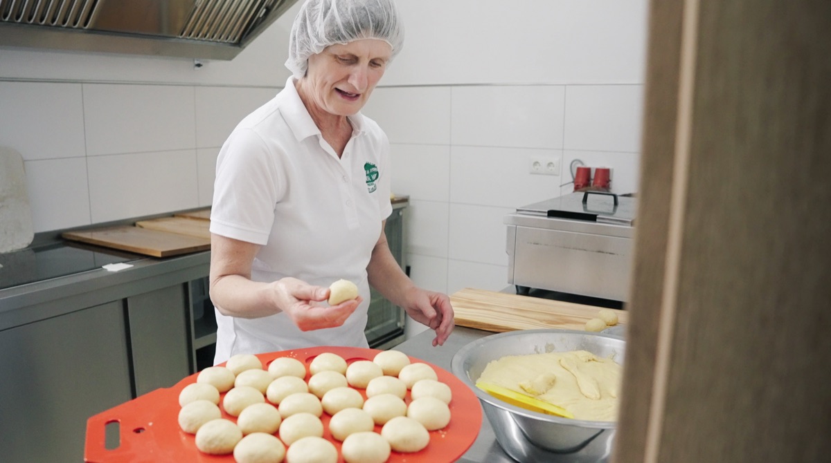 Oma Resi in der Küche