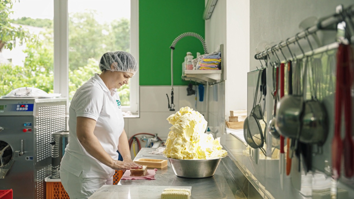 Maria bei der Butterherstellung