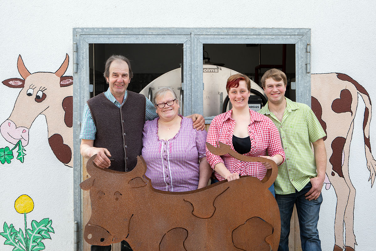 Familie Köberl vor dem Hansl Hof